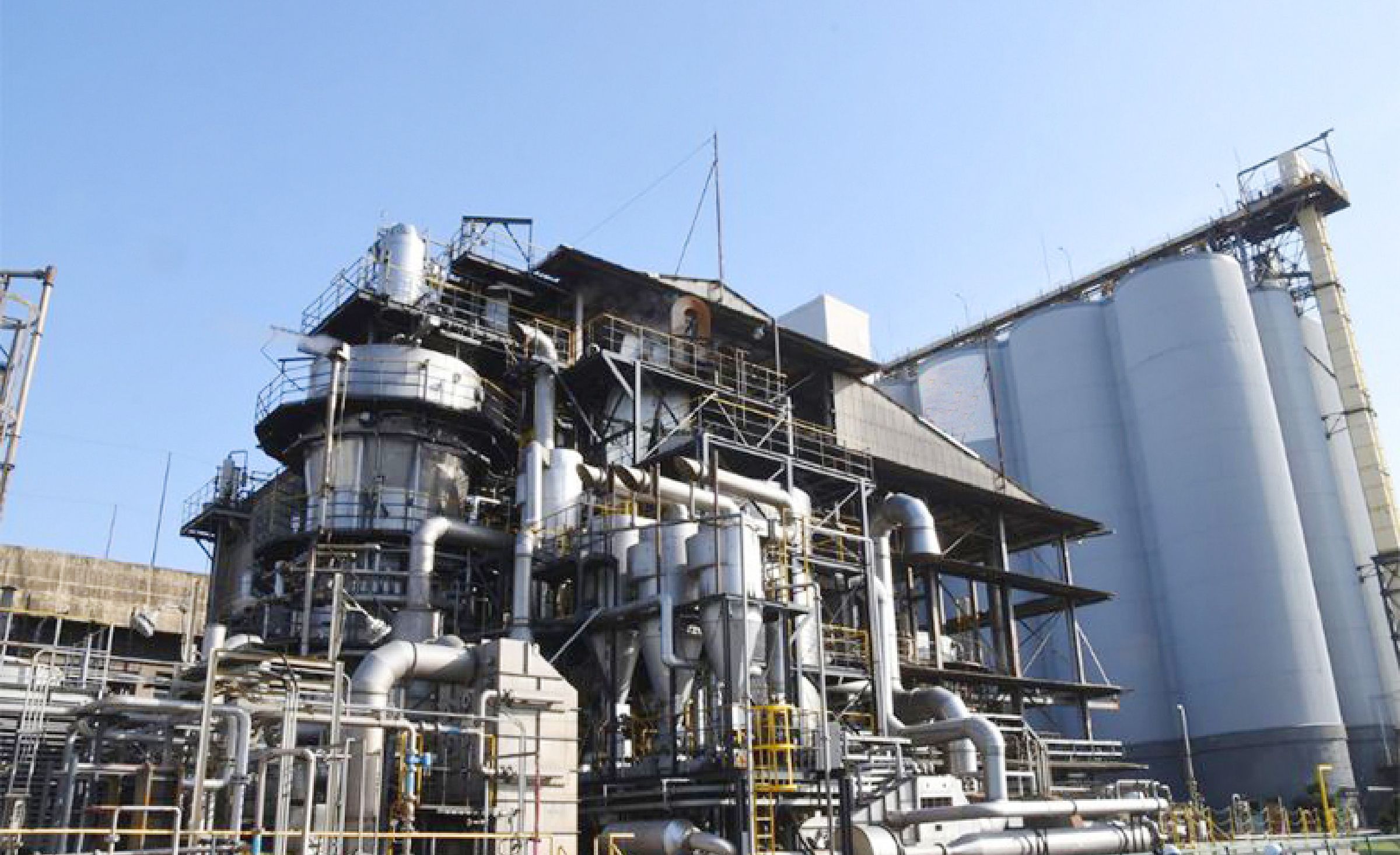 フレーク状の原料から溶剤を用い油分が抽出される設備の写真