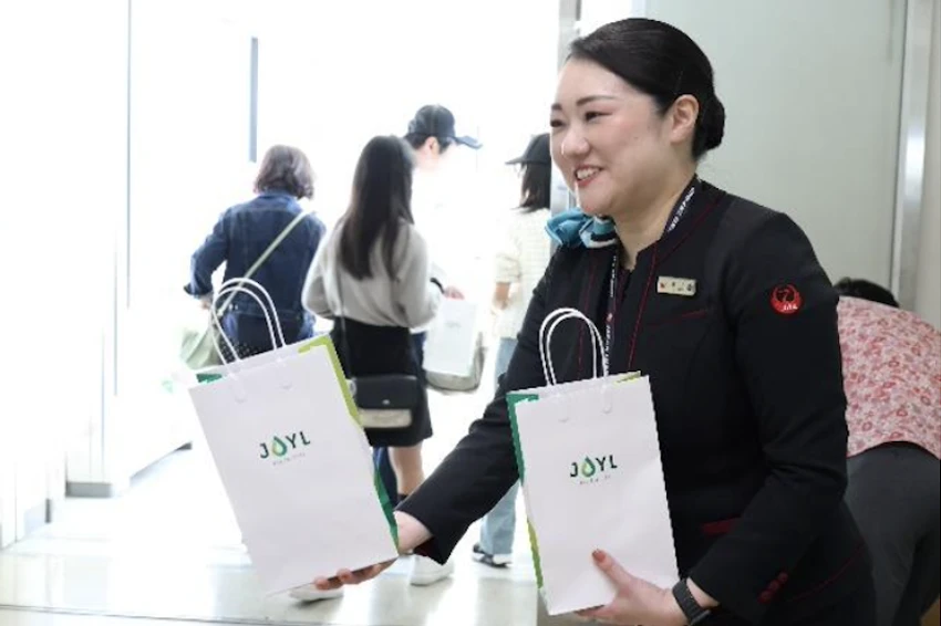 搭乗者には、フライトを記念してJ-オイルミルズのJOYL「AJINOMOTOオリーブオイルエクストラバージン」300g SGPをプレゼント
