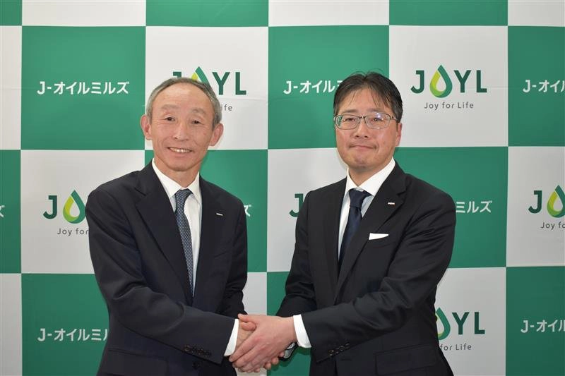 現社長 佐藤 達也（左） 次期社長 春山 裕一郎（右）