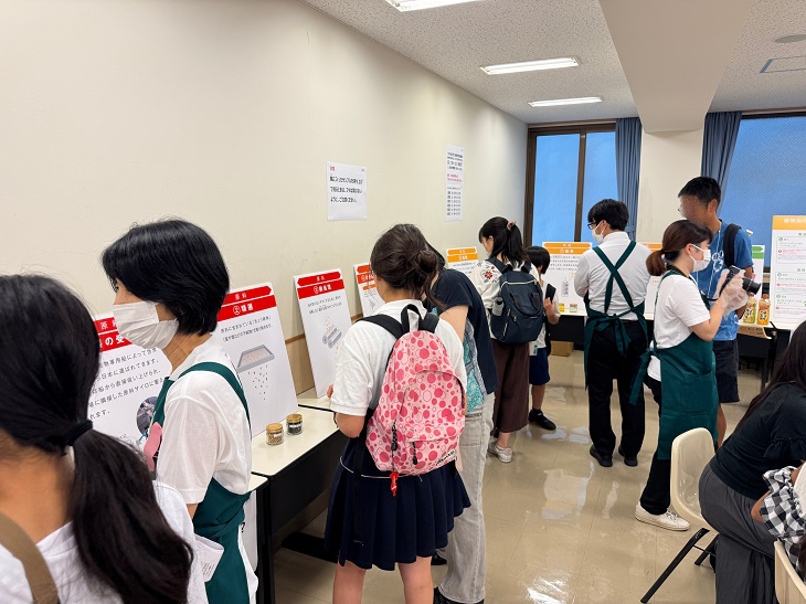 展示ブースを見学する参加者の様子