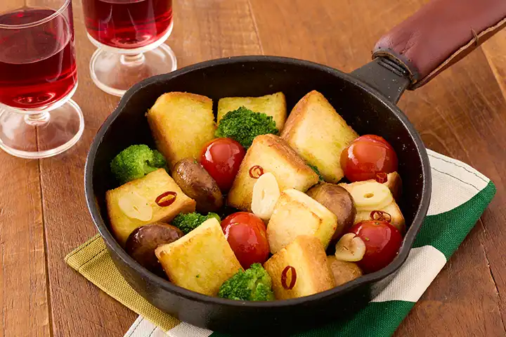 マッシュルームとブロッコリーの食パンアヒージョ