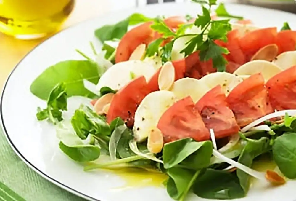 香り野菜とチーズのトマトサラダ