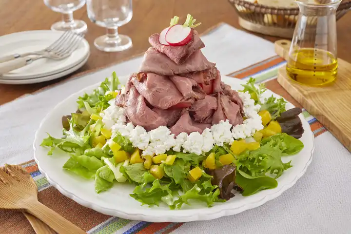 ローストビーフとポット付きレタスのタワーサラダ