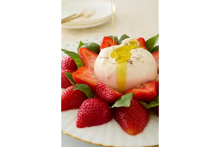 いちごのブッラータチーズカプレーゼ