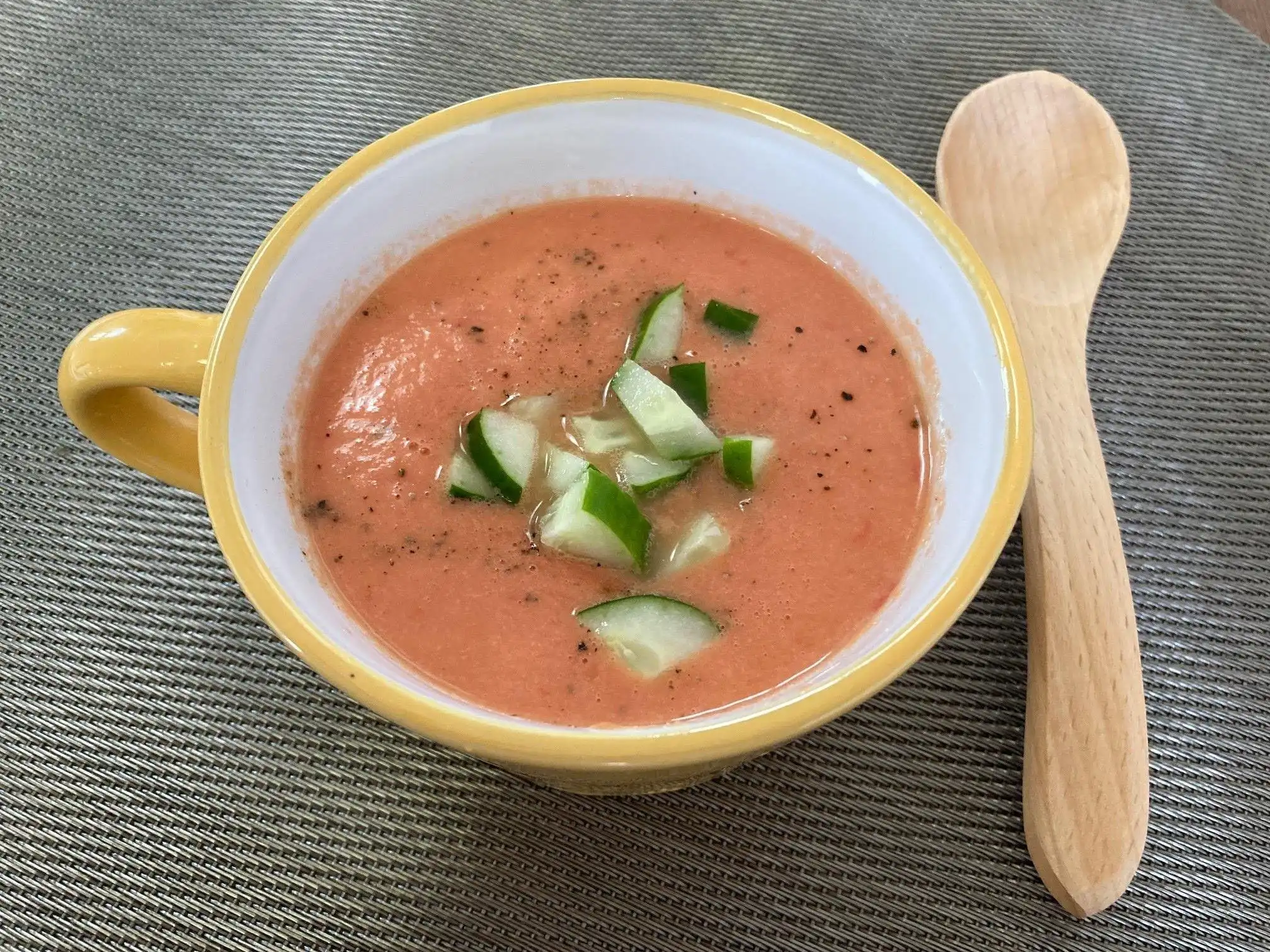 トマトとオリーブオイルの簡単冷たいスープ「ガスパチョ」