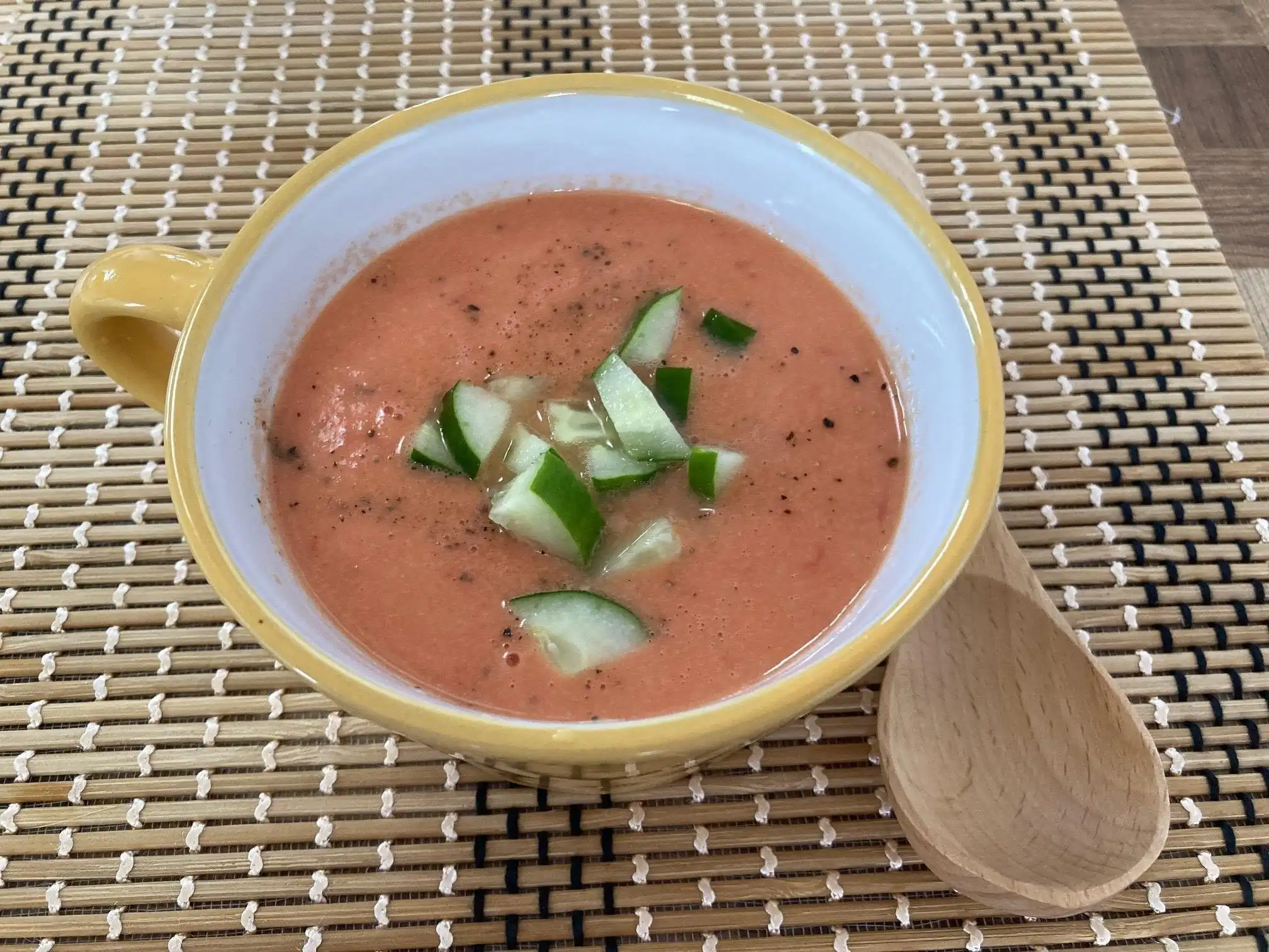 トマトとオリーブオイルの簡単冷たいスープ「ガスパチョ」