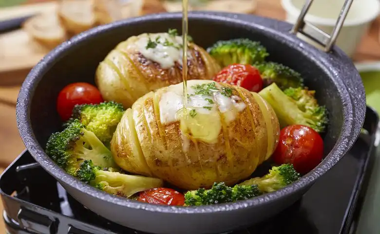 キャンプ飯に最適「オリーブオイルでハッセルバックポテト」