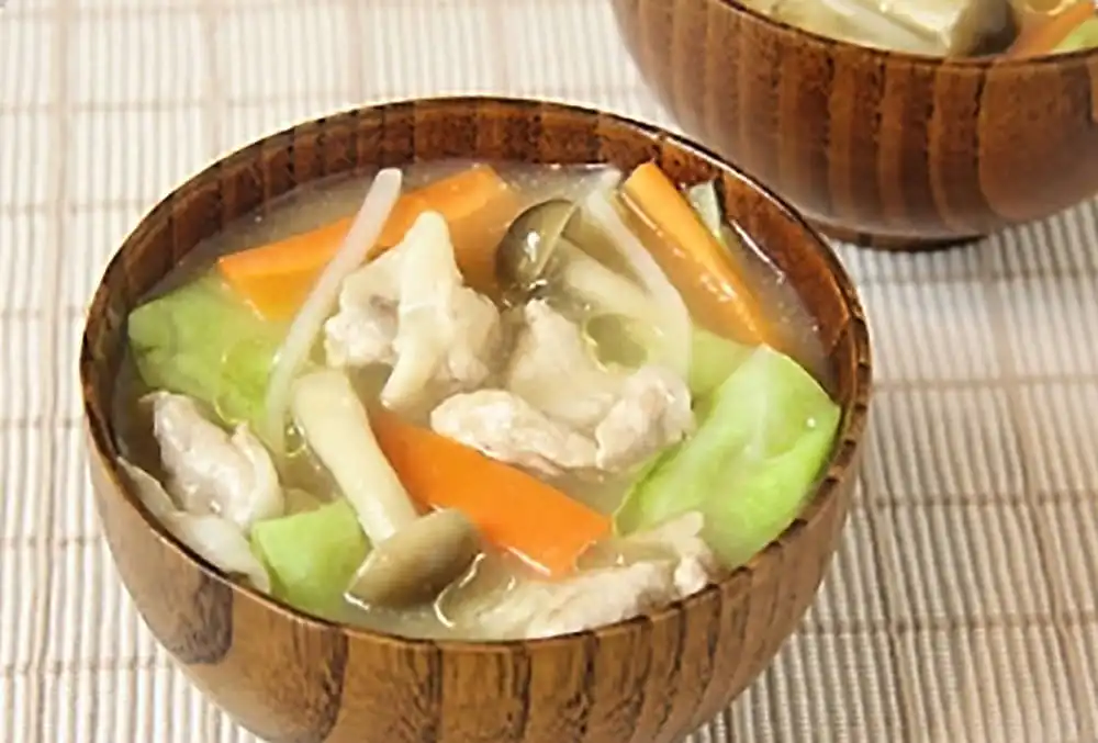 カット野菜で具だくさんみそ汁　オリーブ＆ガーリック風味