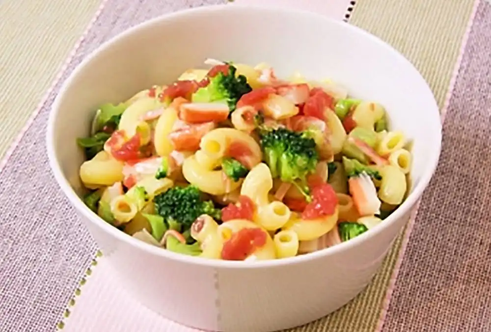 カニカマとブロッコリーの梅風味マカロニサラダ