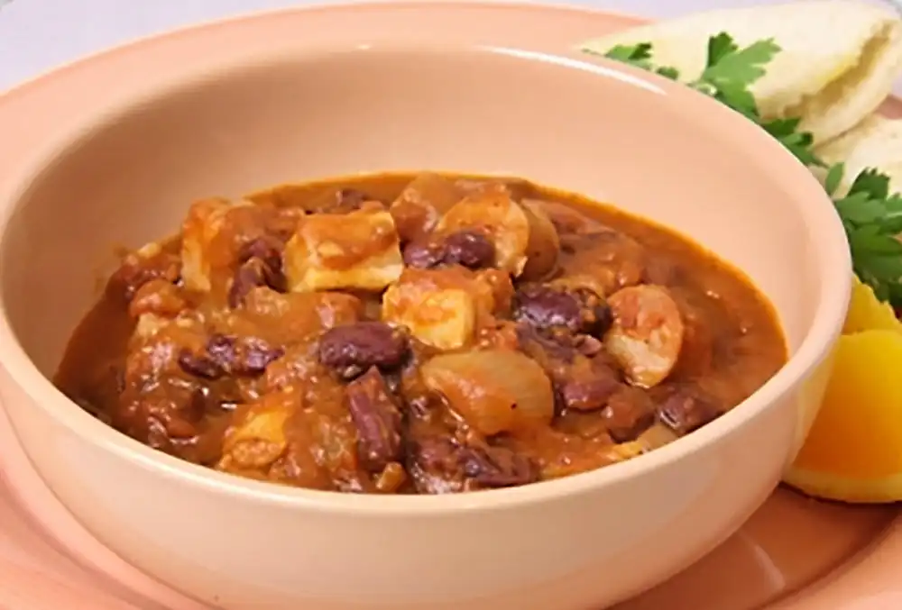 フェイジョアーダ風ベーコンと豆のトマト煮込み