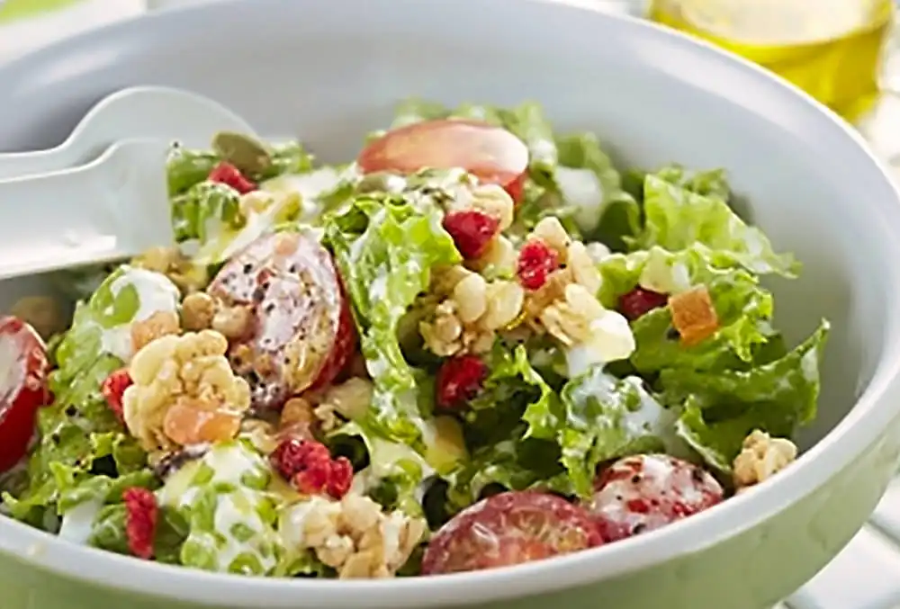 フルーツグラノーラとヨーグルトのサラダ