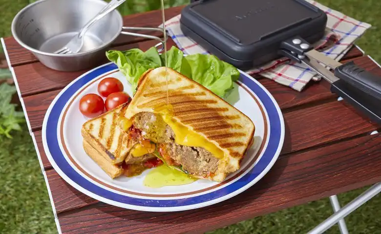 キャンプ飯に最適「チーズトマトハンバーグホットサンド」