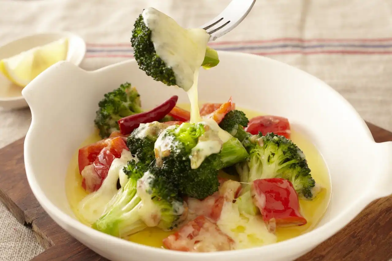 ブロッコリーとパプリカのフォンデュ風アヒージョ