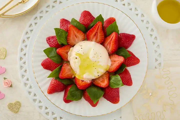 いちごのブッラータチーズカプレーゼ