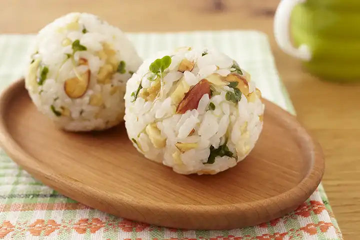 ナッツとスプラウトのオイルおにぎり