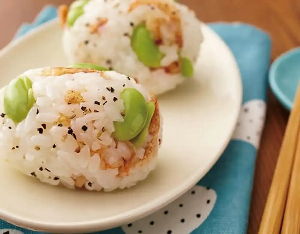 桜えびと枝豆の黒こしょうオイルおにぎり