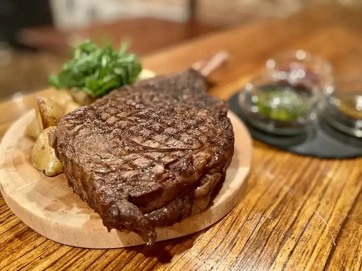 特大トマホークステーキのグリル~オリーブ香る3種のソース~