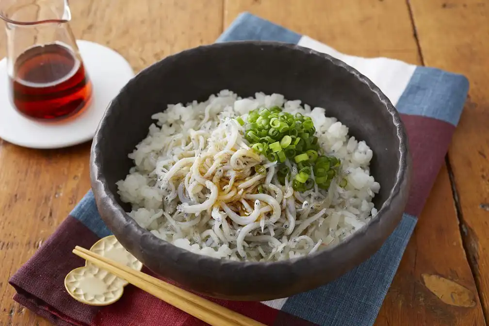 ごま油香る　しらす丼