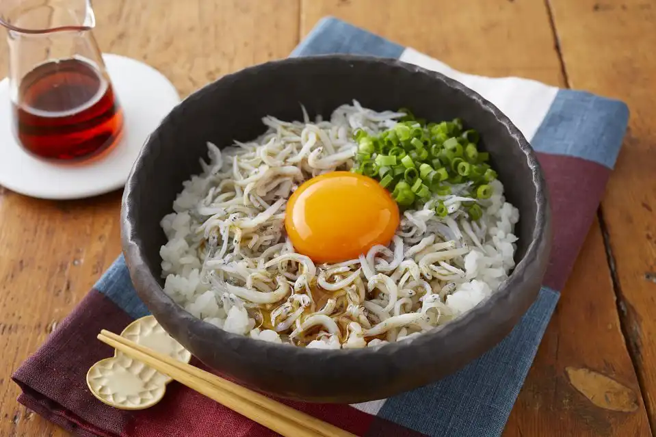ごま油香る　しらす丼（月見）