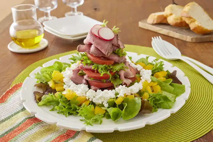 ローストビーフとポット付きレタスのタワーサラダ