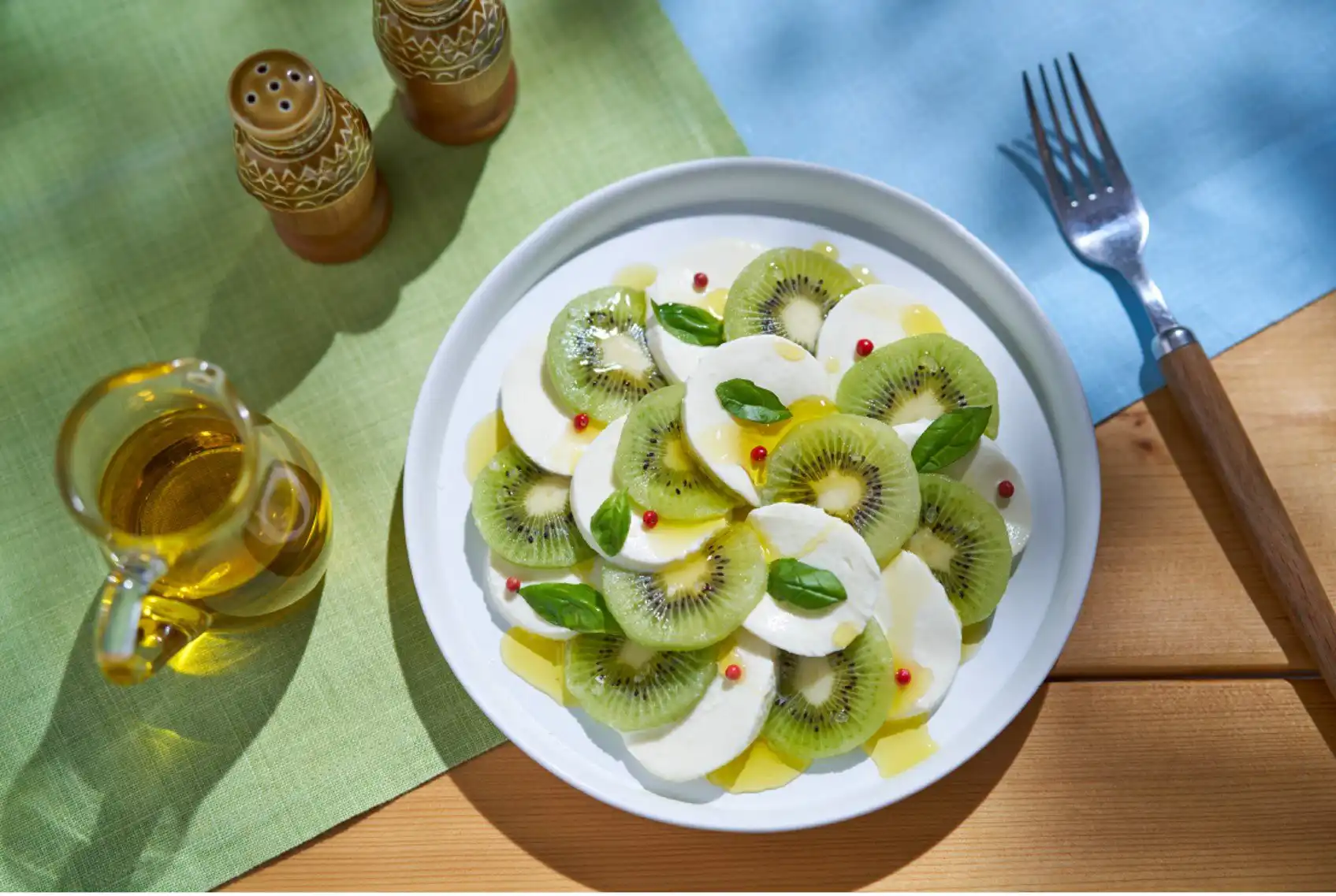 キウイのカプレーゼ with オリーブオイル