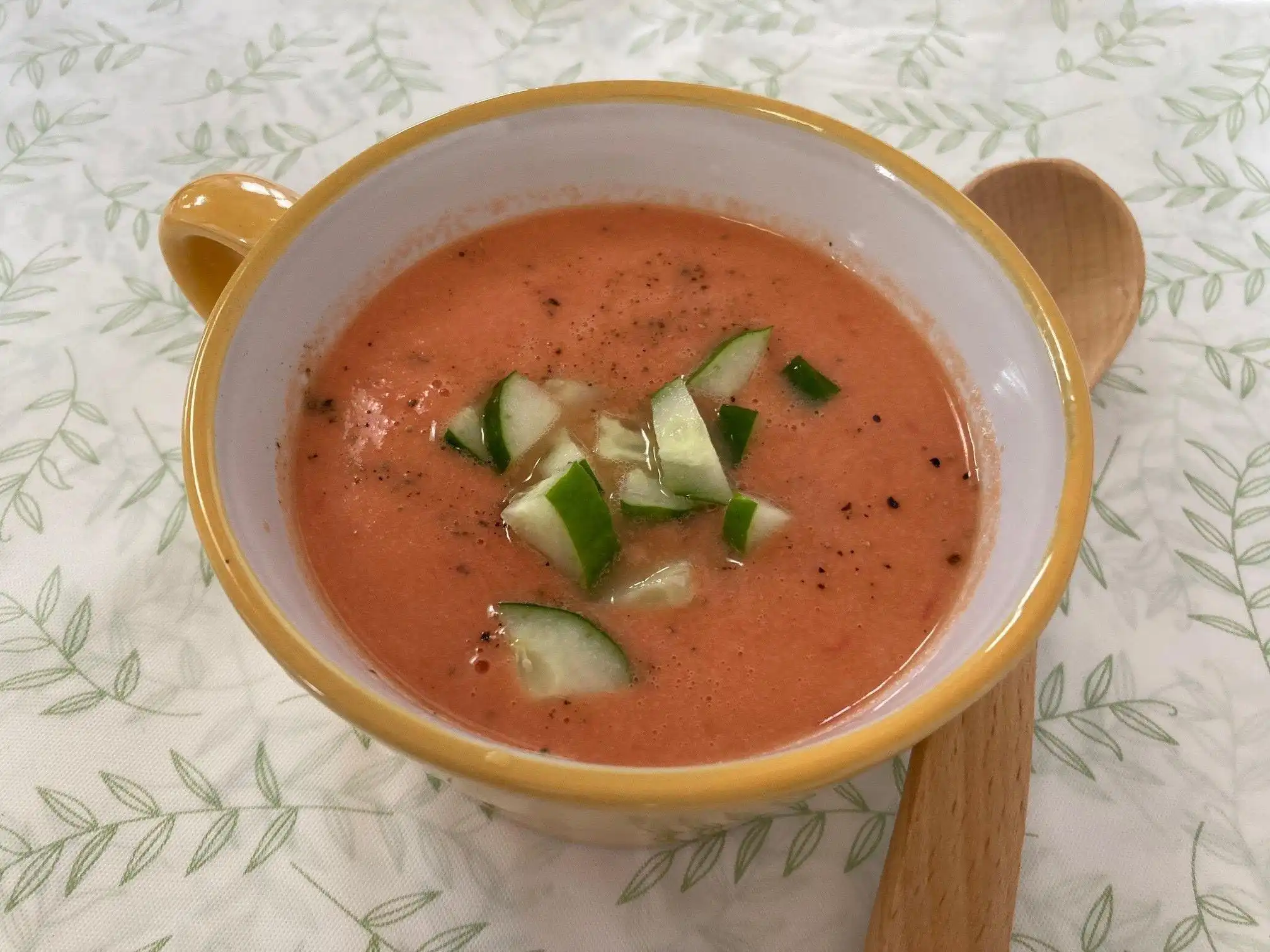 トマトとオリーブオイルの簡単冷たいスープ「ガスパチョ」