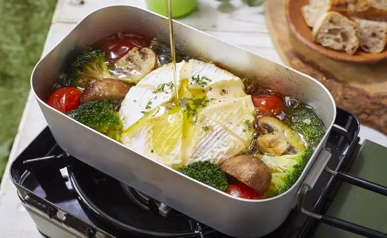 キャンプ飯に最適「カマンベールアヒージョ」