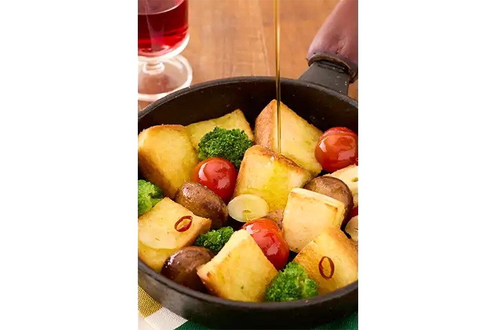 マッシュルームとブロッコリーの食パンアヒージョ