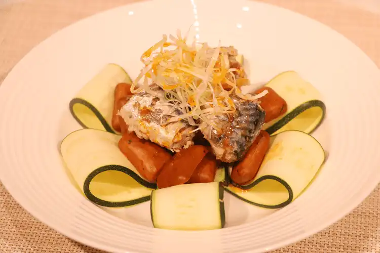 揚げ乾パンとサバ缶のコク旨ラー油掛け