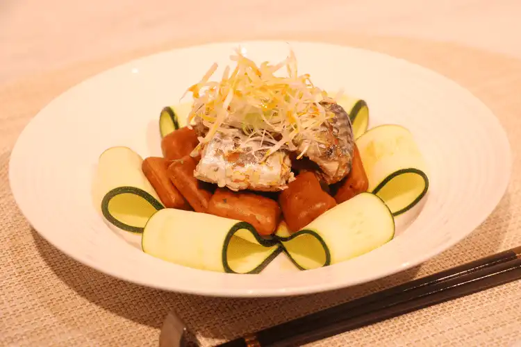 揚げ乾パンとサバ缶のコク旨ラー油掛け