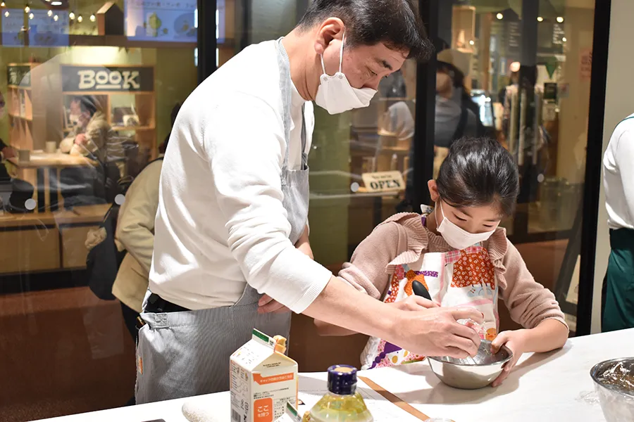 親子で調理体験をしている様子