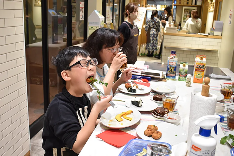 調理した料理を味わう様子