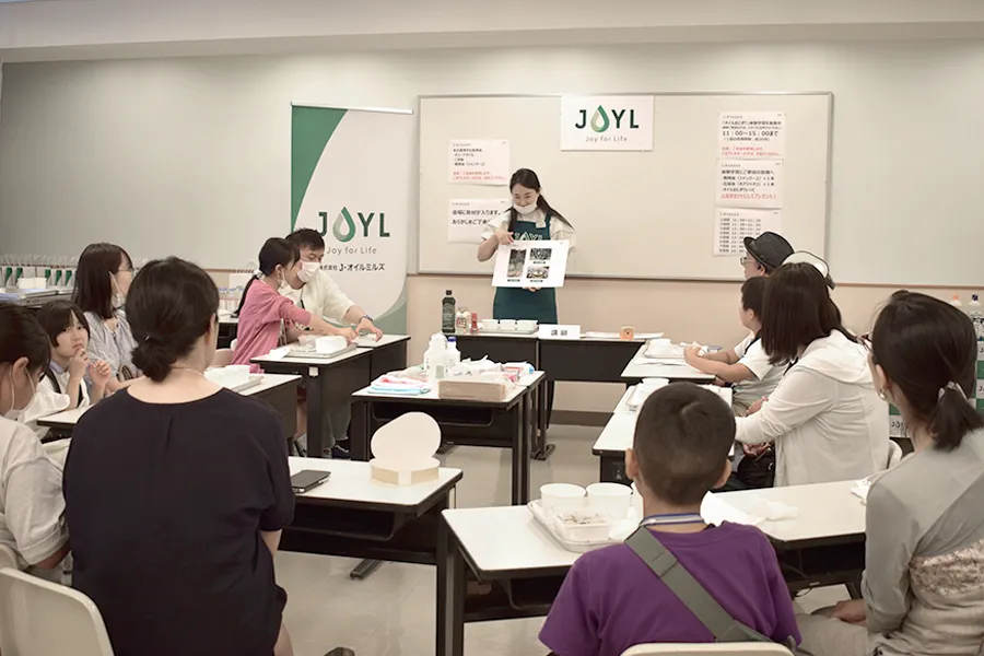 「オイルおにぎり」づくり体験の様子